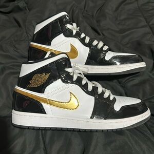 Air Jordan men’s 10 black, white and gold. Barely worn.